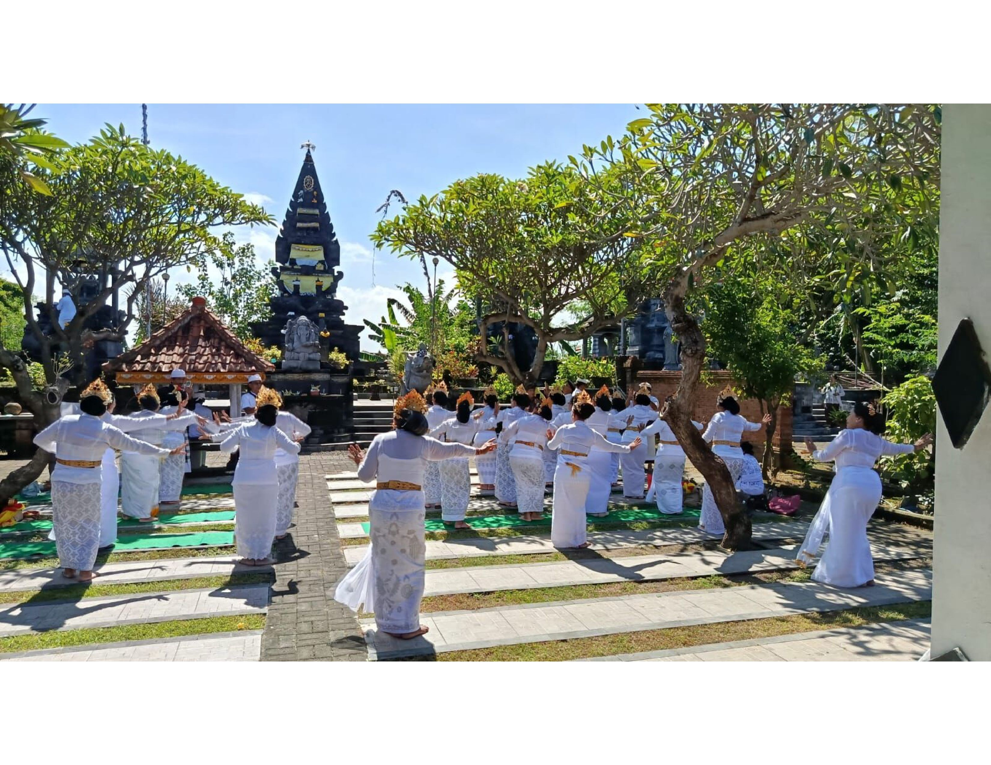 Tamu dari Denpasar Bali melakukan Dharma Yatra